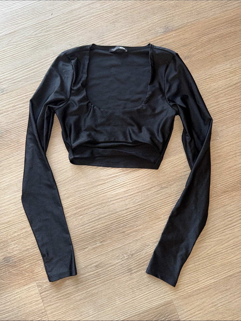 FASHION NOVA Sexy Cut Out Underboob Long Sleeve Crop Top Classic Scoop Neck